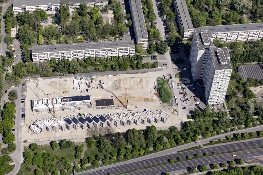 Berlin aus der Vogelperspektive: Baustelle von Wohnhäusern im Wohngebiet Gensinger Viertel im Ortsteil Friedrichsfelde im Bezirk Lichtenberg in Berlin