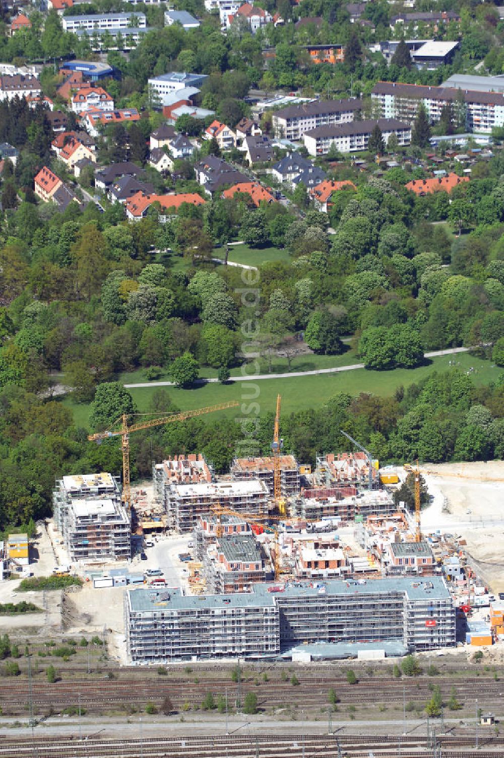 Luftaufnahme München - Baustelle des Wohnneubaugebietes am Hirchgarten der Concept Bau - Premier GmbH