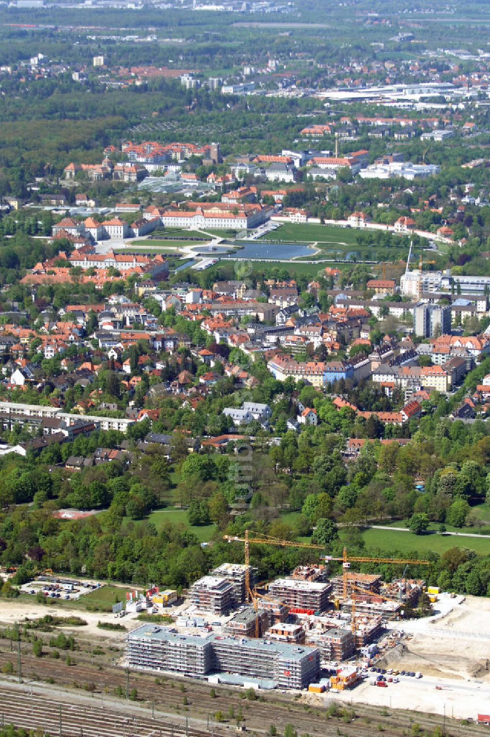 München von oben - Baustelle des Wohnneubaugebietes am Hirchgarten der Concept Bau - Premier GmbH