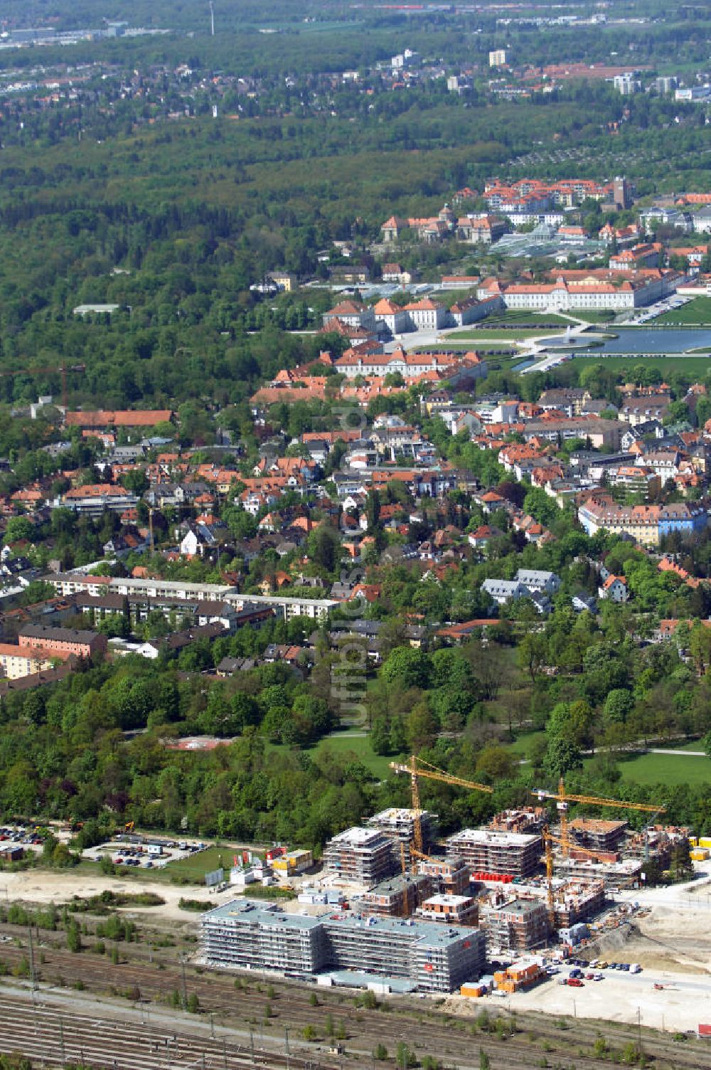 Luftbild München - Baustelle des Wohnneubaugebietes am Hirchgarten der Concept Bau - Premier GmbH