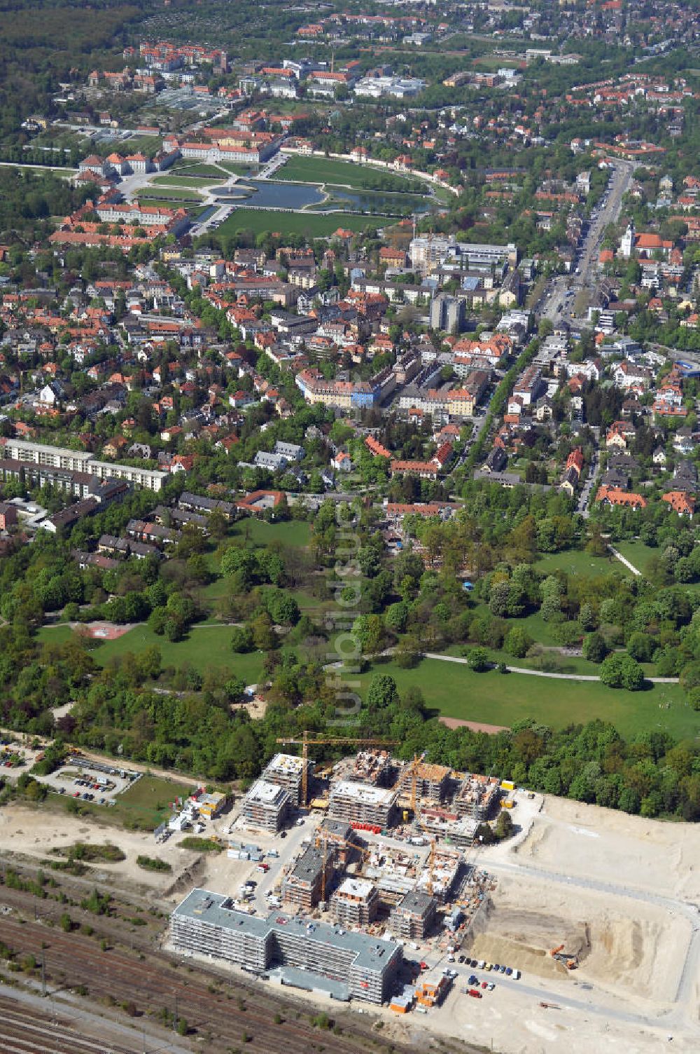 Luftbild München - Baustelle des Wohnneubaugebietes am Hirchgarten der Concept Bau - Premier GmbH