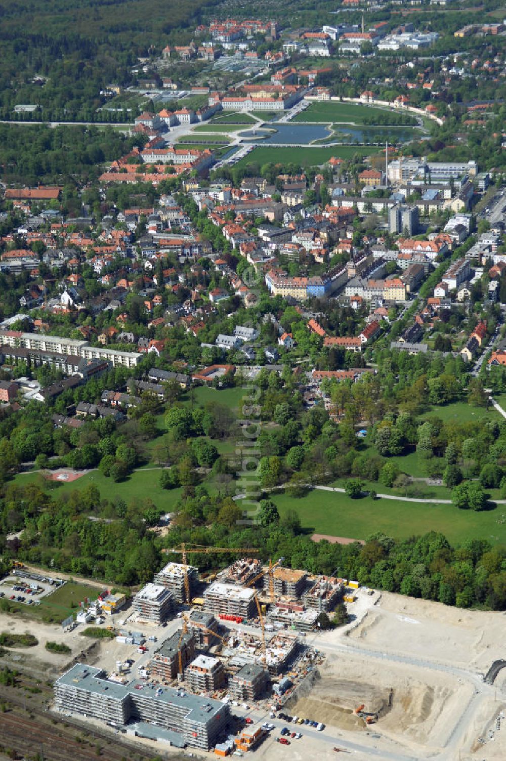 Luftaufnahme München - Baustelle des Wohnneubaugebietes am Hirchgarten der Concept Bau - Premier GmbH