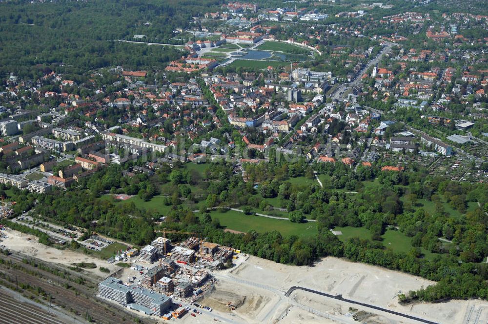 München von oben - Baustelle des Wohnneubaugebietes am Hirchgarten der Concept Bau - Premier GmbH