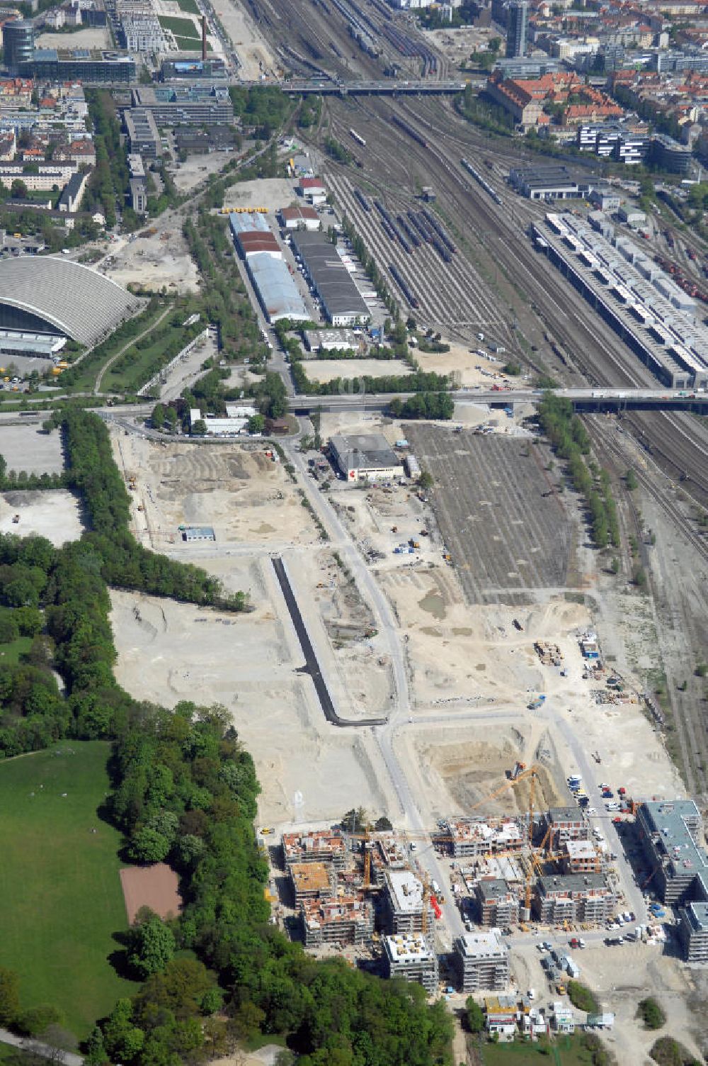 Luftbild München - Baustelle des Wohnneubaugebietes am Hirchgarten der Concept Bau - Premier GmbH