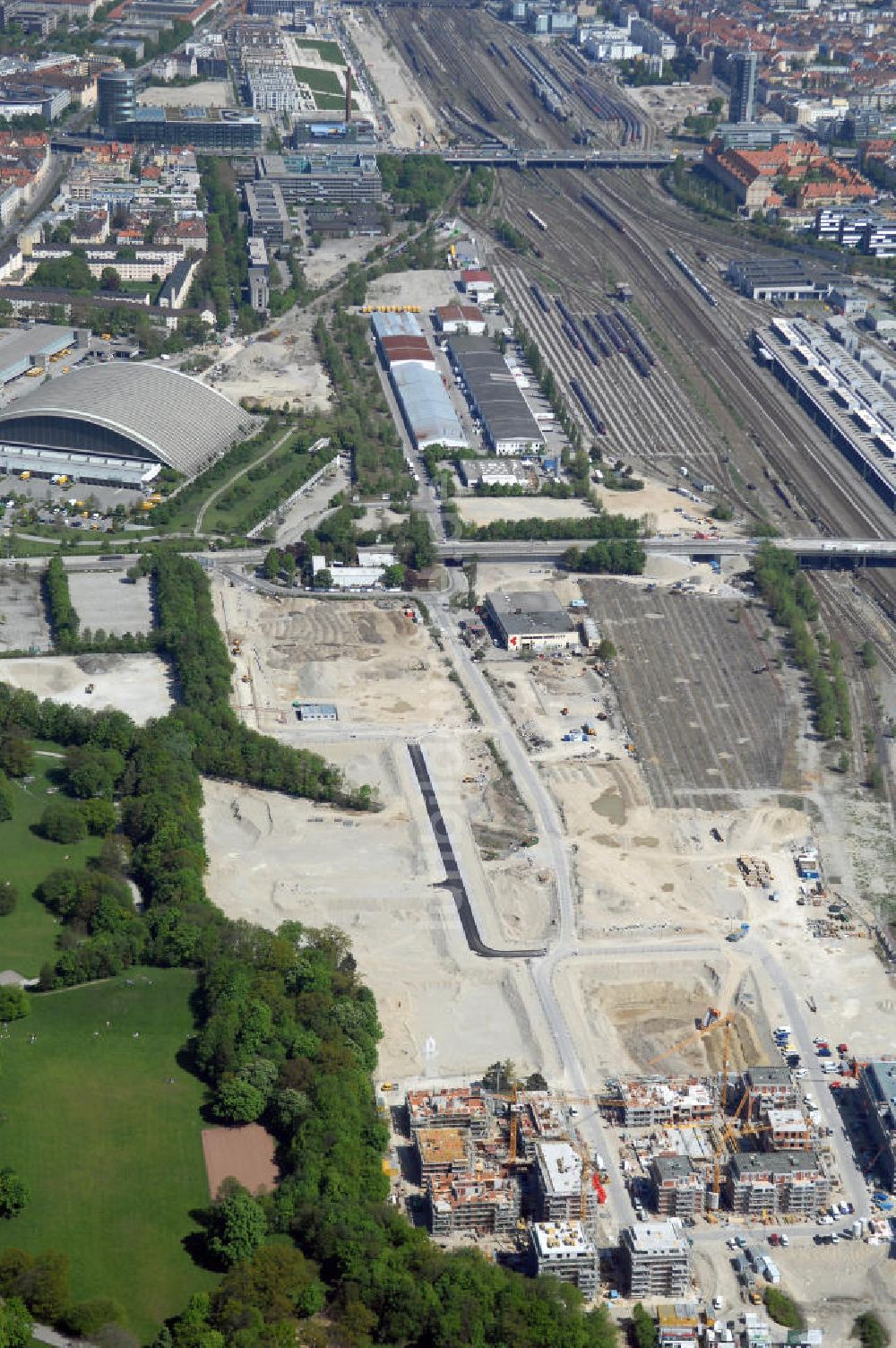 Luftaufnahme München - Baustelle des Wohnneubaugebietes am Hirchgarten der Concept Bau - Premier GmbH