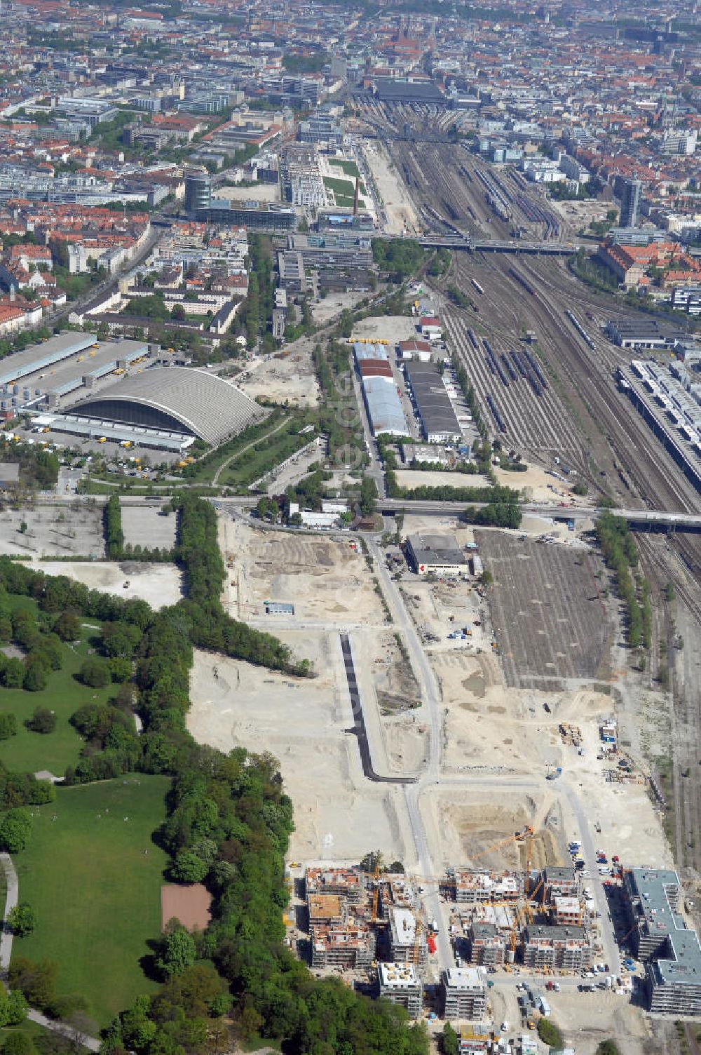 München von oben - Baustelle des Wohnneubaugebietes am Hirchgarten der Concept Bau - Premier GmbH