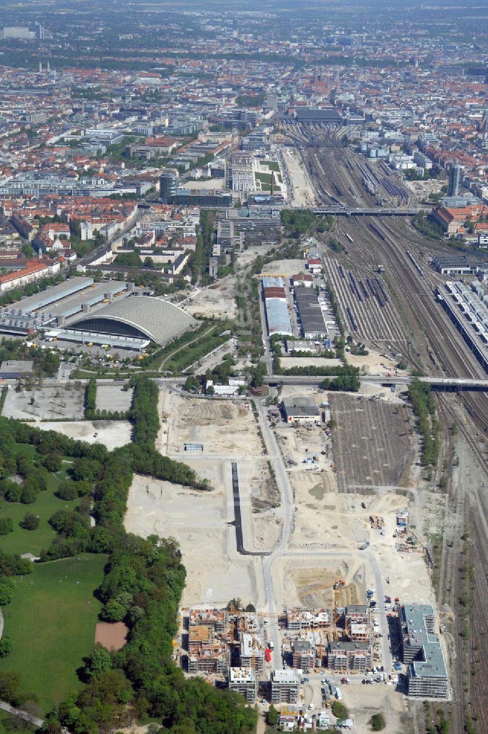 München aus der Vogelperspektive: Baustelle des Wohnneubaugebietes am Hirchgarten der Concept Bau - Premier GmbH