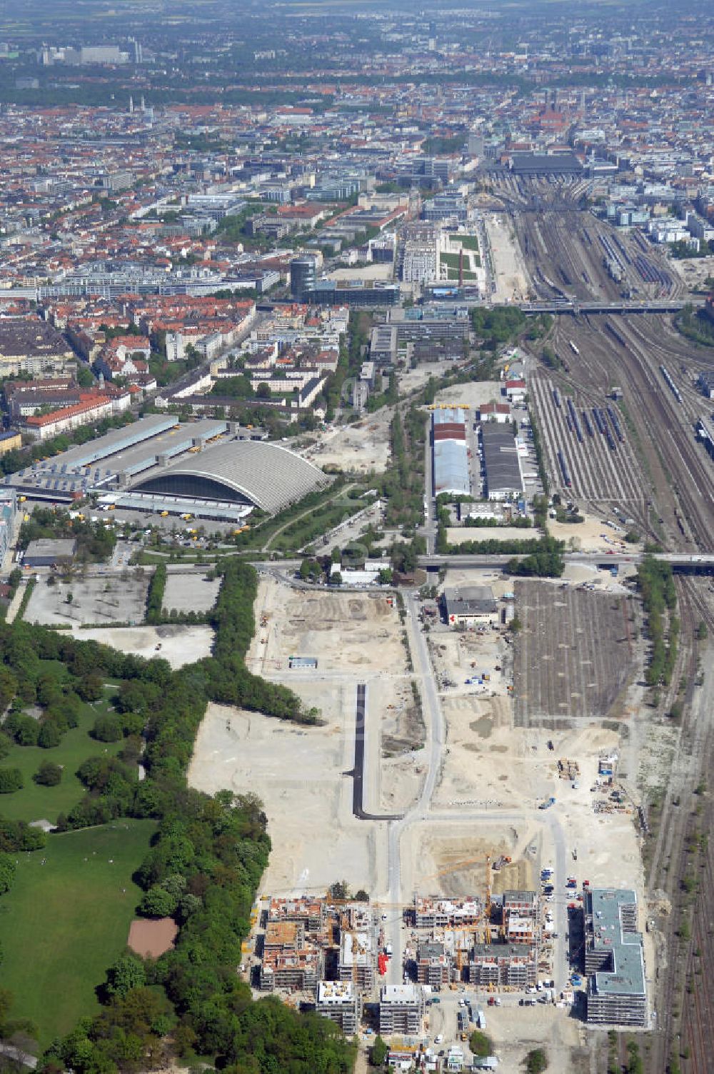 Luftbild München - Baustelle des Wohnneubaugebietes am Hirchgarten der Concept Bau - Premier GmbH