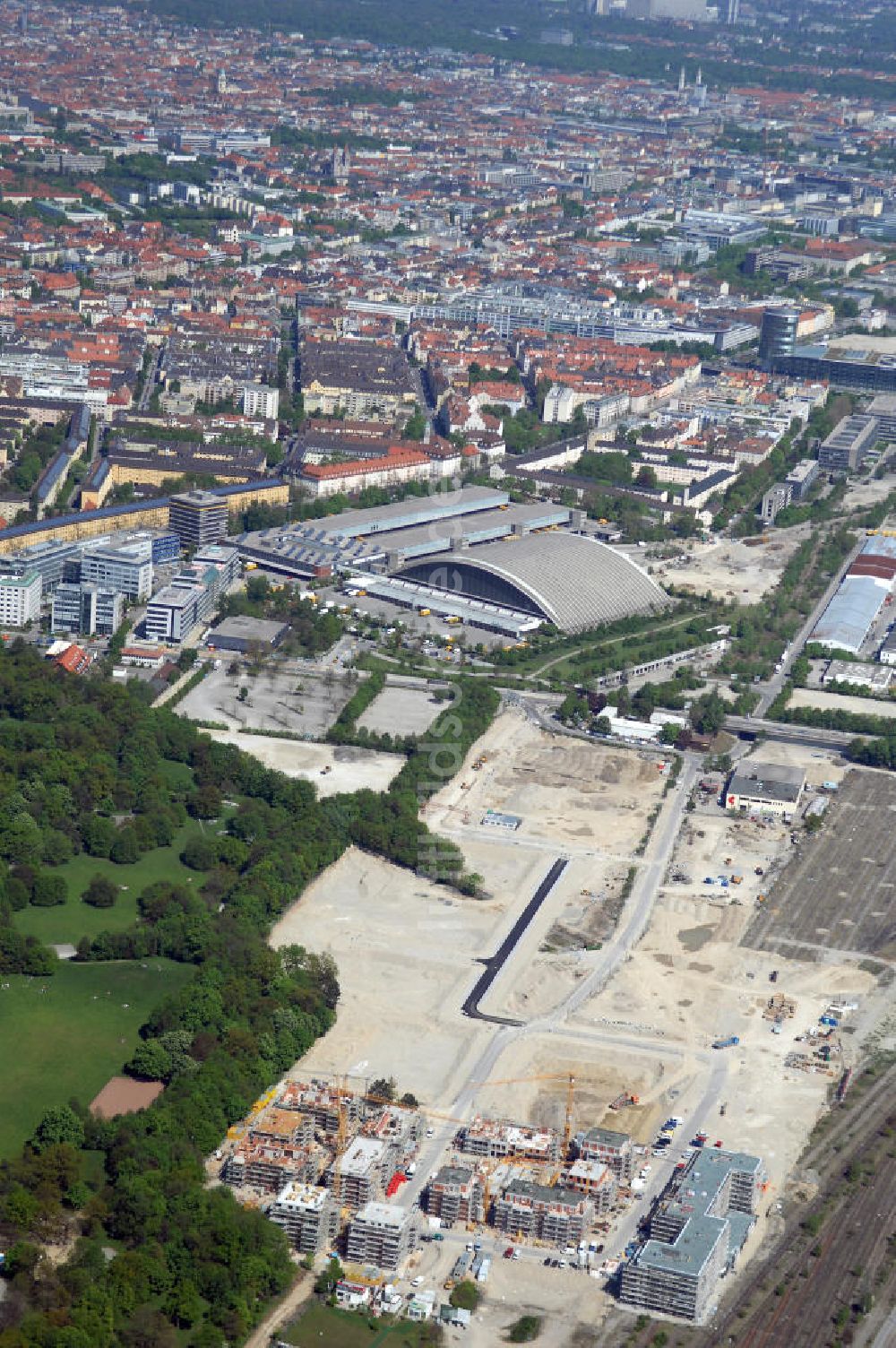 Luftaufnahme München - Baustelle des Wohnneubaugebietes am Hirchgarten der Concept Bau - Premier GmbH