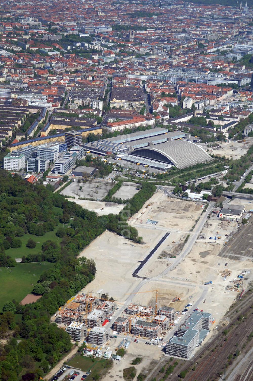 München von oben - Baustelle des Wohnneubaugebietes am Hirchgarten der Concept Bau - Premier GmbH