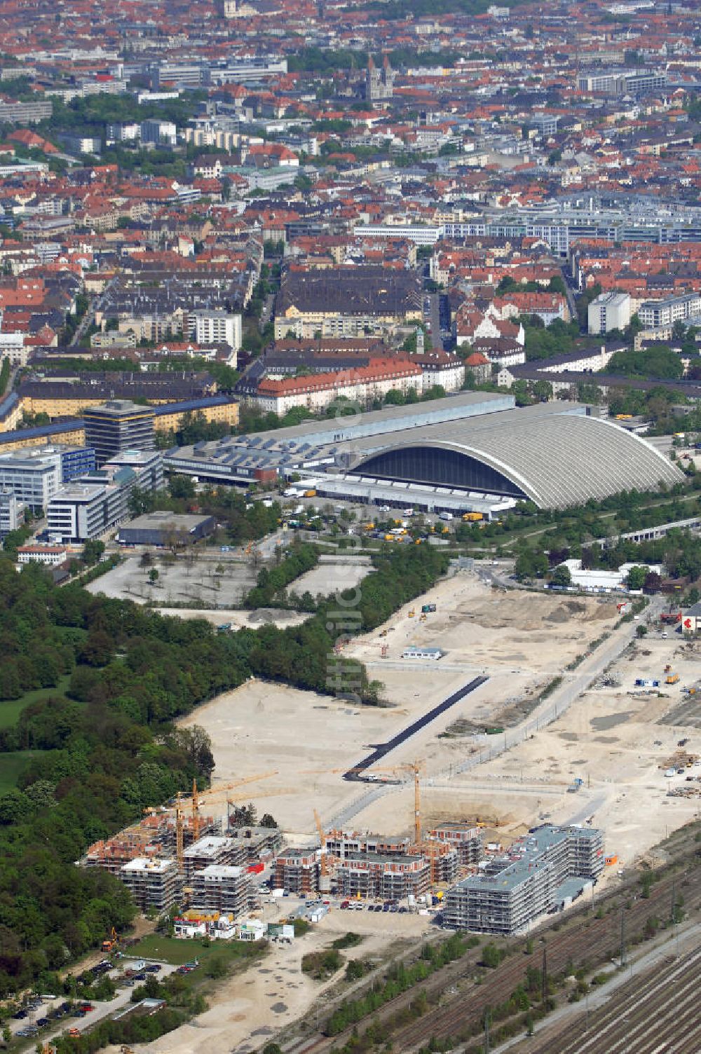 Luftbild München - Baustelle des Wohnneubaugebietes am Hirchgarten der Concept Bau - Premier GmbH