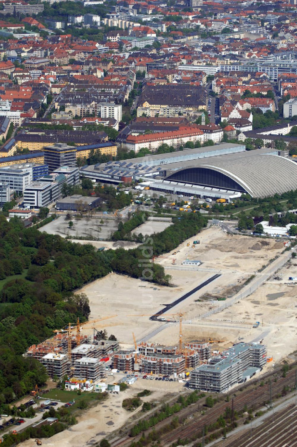 Luftaufnahme München - Baustelle des Wohnneubaugebietes am Hirchgarten der Concept Bau - Premier GmbH