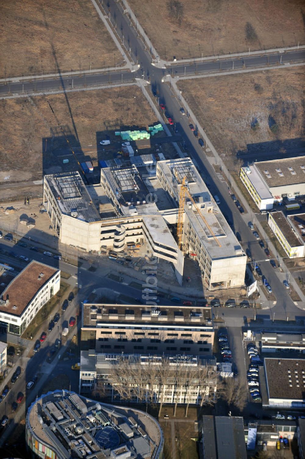 Luftbild Berlin - Baustelle des Zentrum für Photovoltaik im Technologiepark Berlin Adlershof ( WISTA )