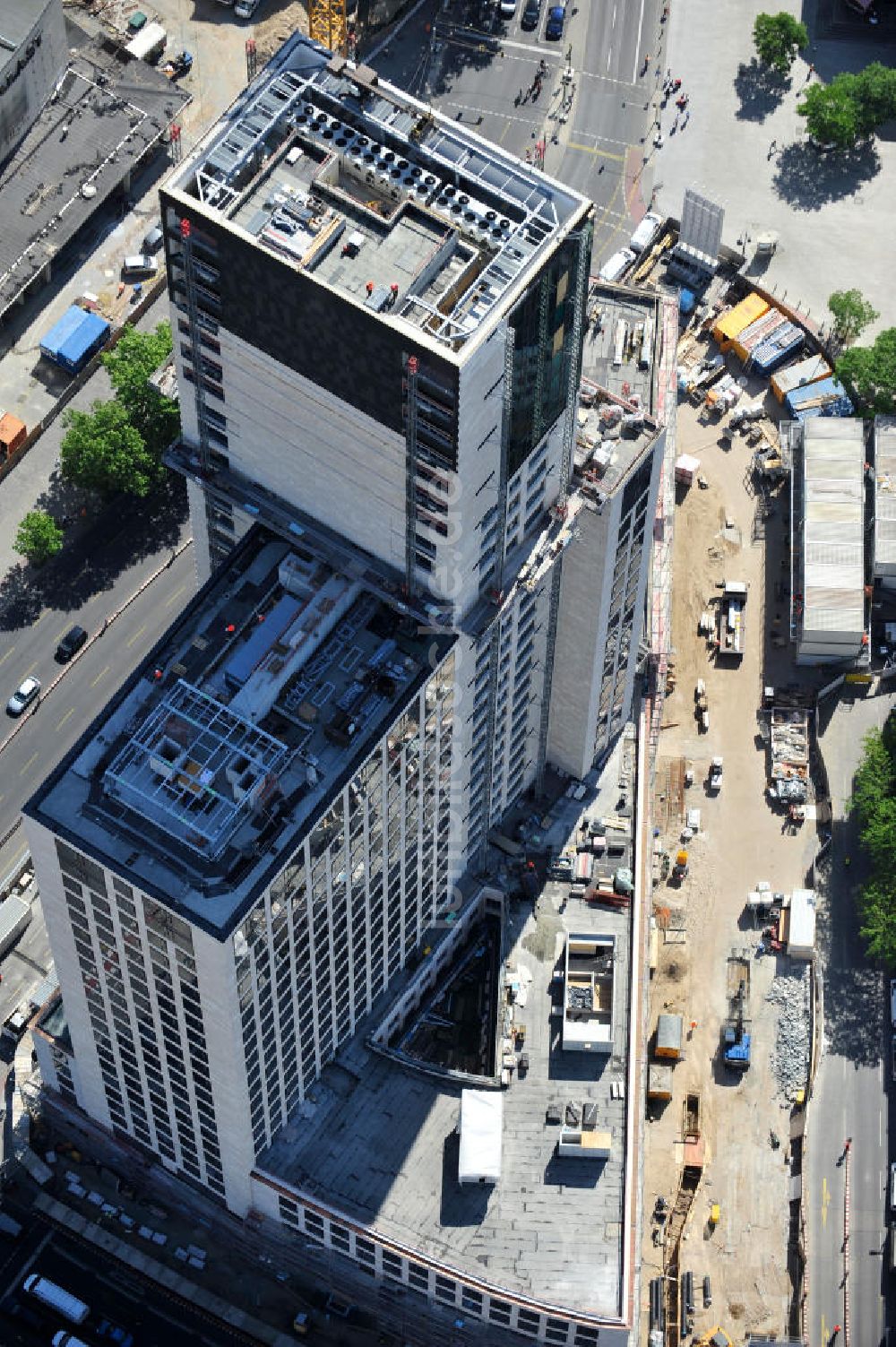 Berlin aus der Vogelperspektive: Baustelle Zoofenster-Hochhaus am Hardenbergplatz in Berlin-Charlottenburg