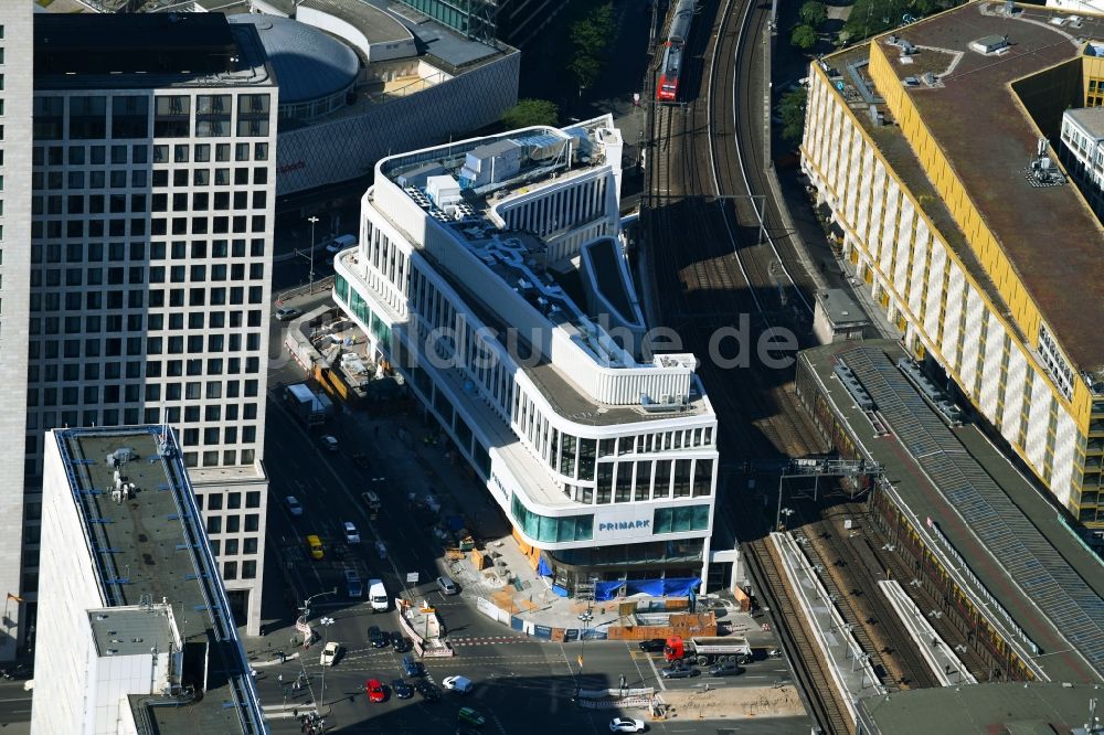 Berlin aus der Vogelperspektive: Baustelle des ZOOM BERLIN - Geschäftshauses an der Kantstraße - Joachimsthaler Straße - Hardenbergstraße im Ortsteil Bezirk Charlottenburg in Berlin, Deutschland