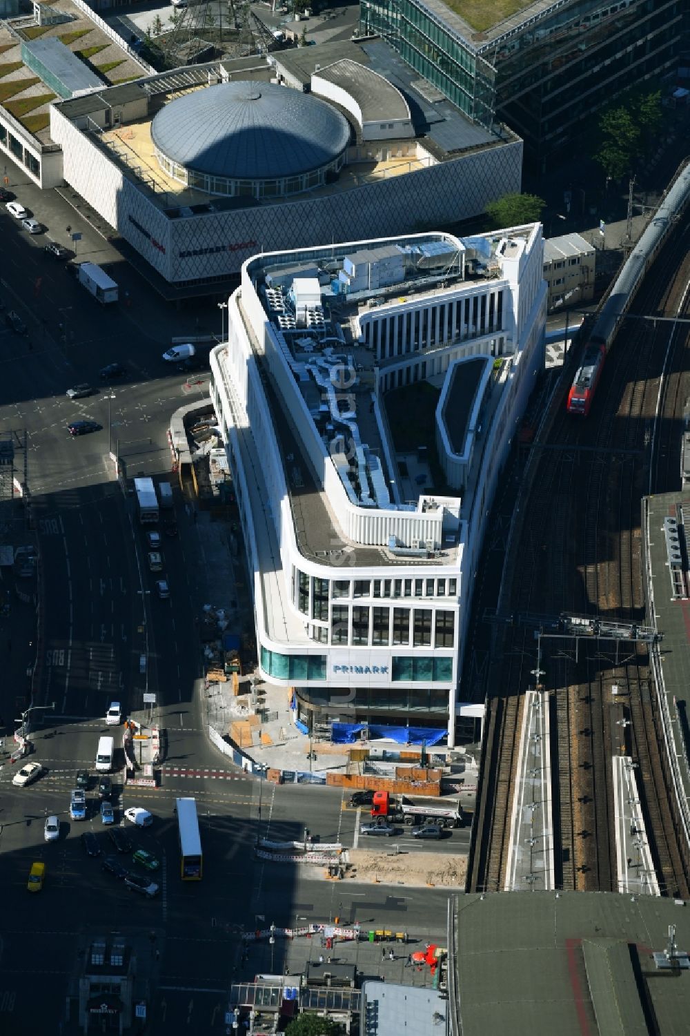 Luftbild Berlin - Baustelle des ZOOM BERLIN - Geschäftshauses an der Kantstraße - Joachimsthaler Straße - Hardenbergstraße im Ortsteil Bezirk Charlottenburg in Berlin, Deutschland