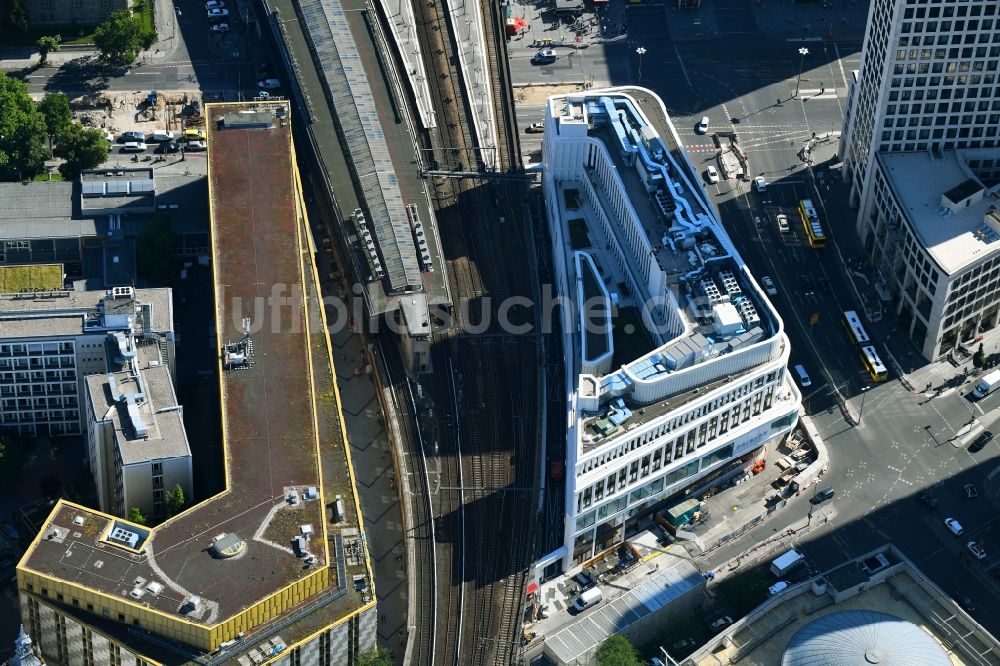 Berlin aus der Vogelperspektive: Baustelle des ZOOM BERLIN - Geschäftshauses an der Kantstraße - Joachimsthaler Straße - Hardenbergstraße im Ortsteil Bezirk Charlottenburg in Berlin, Deutschland