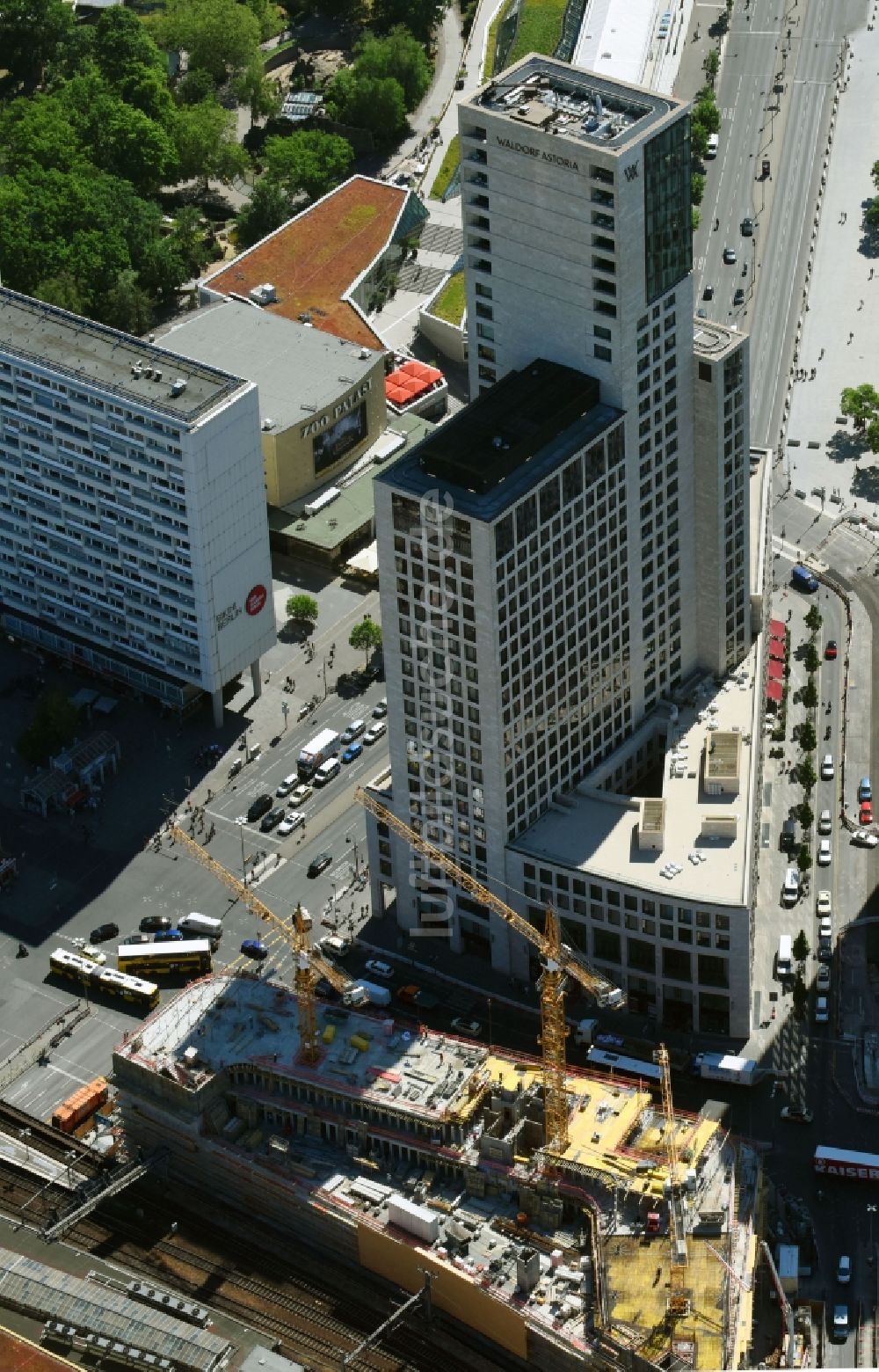 Berlin aus der Vogelperspektive: Baustelle des ZOOM BERLIN - Geschäftshauses an der Kantstraße - Joachimsthaler Straße - Hardenbergstraße im Ortsteil Bezirk Charlottenburg-Wilmersdorf in Berlin, Deutschland