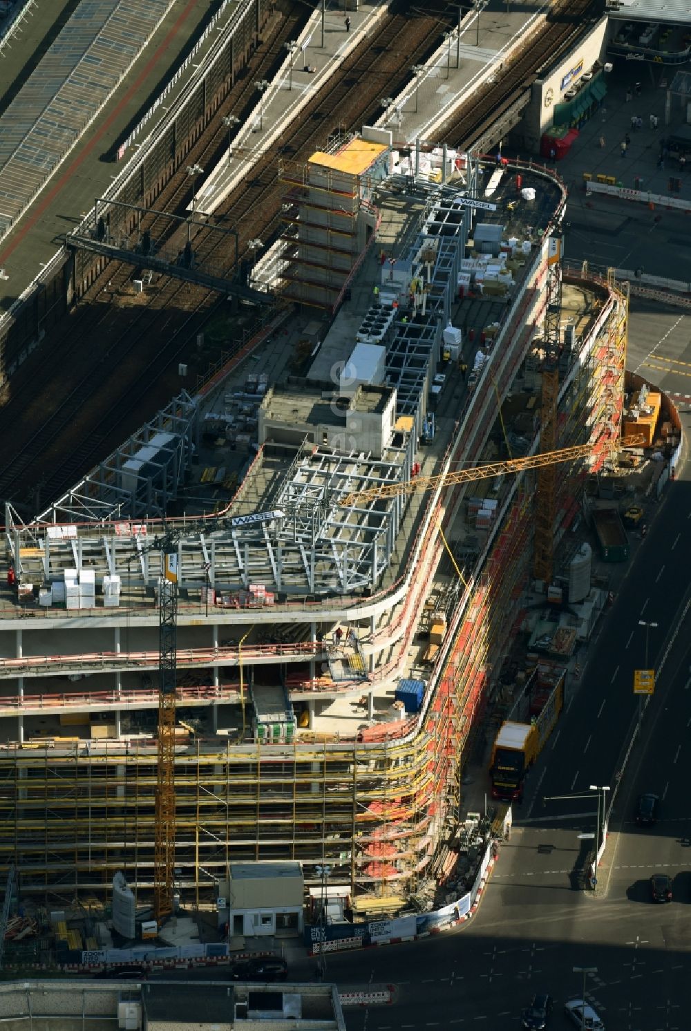 Luftaufnahme Berlin - Baustelle des ZOOM BERLIN - Geschäftshauses an der Kantstraße - Joachimsthaler Straße - Hardenbergstraße im Ortsteil Bezirk Charlottenburg-Wilmersdorf in Berlin, Deutschland