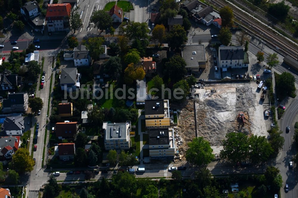 Berlin aus der Vogelperspektive: Baustelle zum Abriß des Gebäudekomplexes des Einkaufszentrum Gutenbergstraße - Hertwigswalder Steig in Berlin, Deutschland