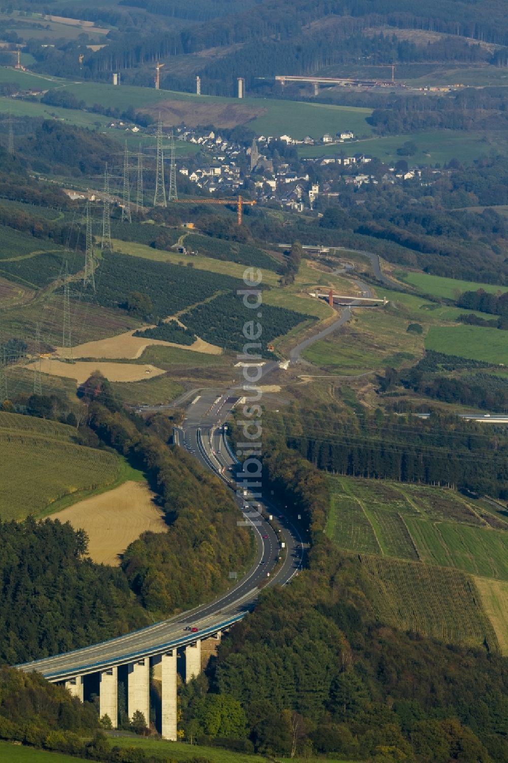 Meschede aus der Vogelperspektive: Baustelle zum Ausbau der Autobahn BAB A46 im Bereich des Stadtrandes in Meschede im Bundesland Nordrhein-Westfalen