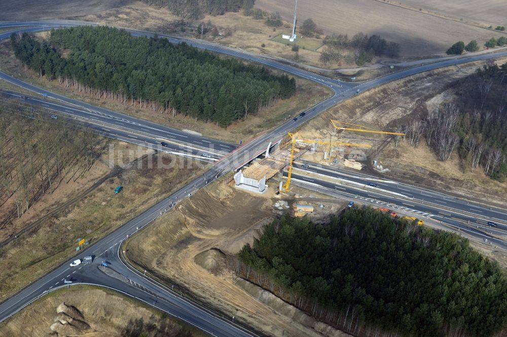 Kremmen aus der Vogelperspektive: Baustelle zum Ausbau des Autobahnanschlußstelle AS Kremmen am Autobahndreieck Havelland im Bundesland Brandenburg