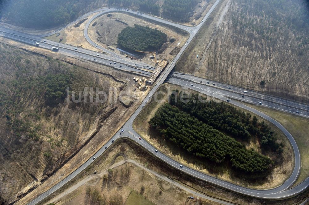 Kremmen aus der Vogelperspektive: Baustelle zum Ausbau des Autobahnanschlußstelle AS Kremmen am Autobahndreieck Havelland im Bundesland Brandenburg