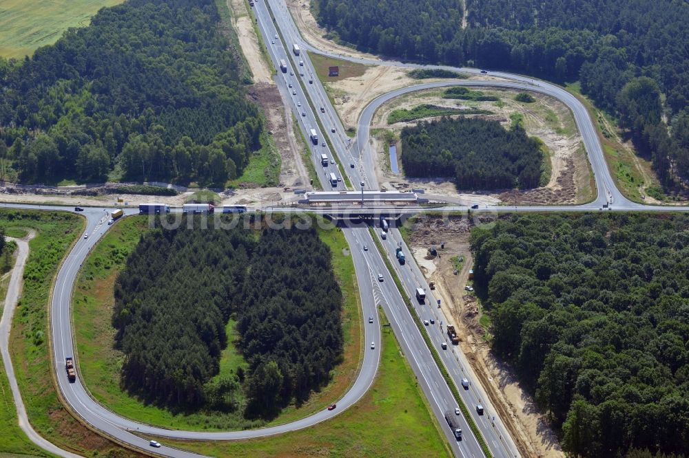 Kremmen aus der Vogelperspektive: Baustelle zum Ausbau des Autobahnanschlußstelle AS Kremmen am Autobahndreieck Havelland im Bundesland Brandenburg