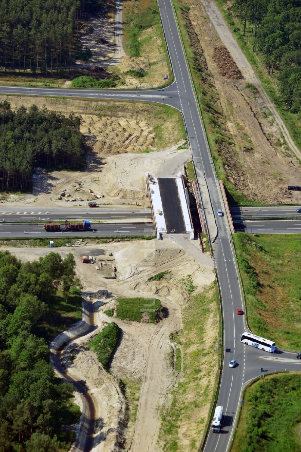 Kremmen aus der Vogelperspektive: Baustelle zum Ausbau des Autobahnanschlußstelle AS Kremmen am Autobahndreieck Havelland im Bundesland Brandenburg