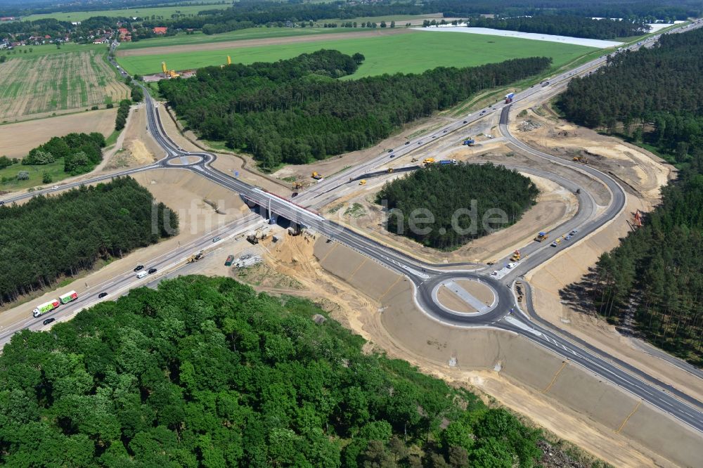 Luftaufnahme Kremmen - Baustelle zum Ausbau des Autobahnanschlußstelle AS Kremmen am Autobahndreieck Havelland im Bundesland Brandenburg