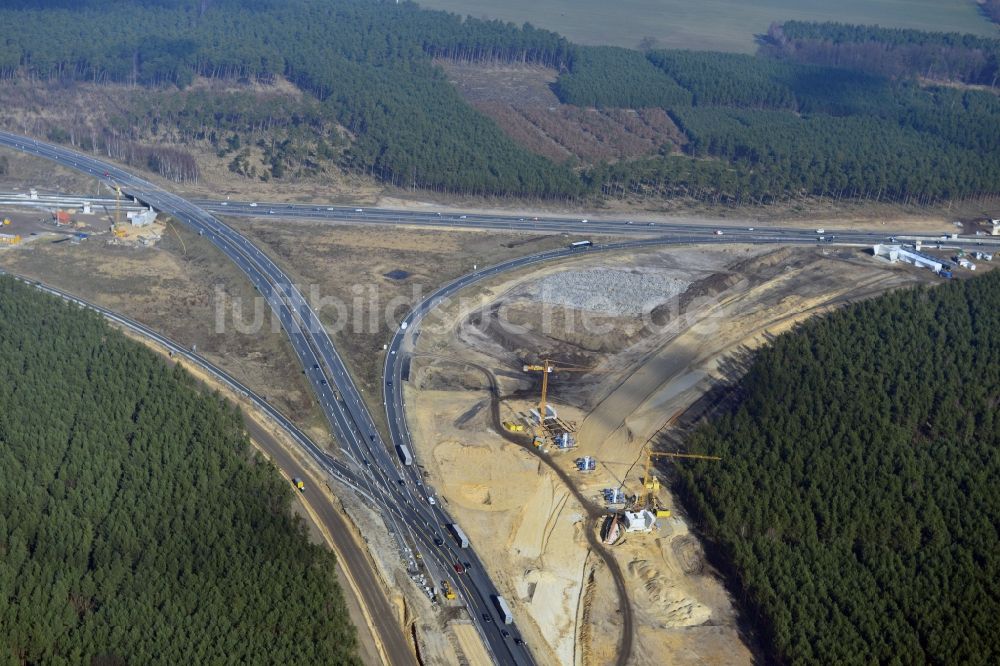 Luftaufnahme Groß Ziethen - Baustelle zum Um- und Ausbau des Autobahndreieck AD Havelland im Bundesland Brandenburg