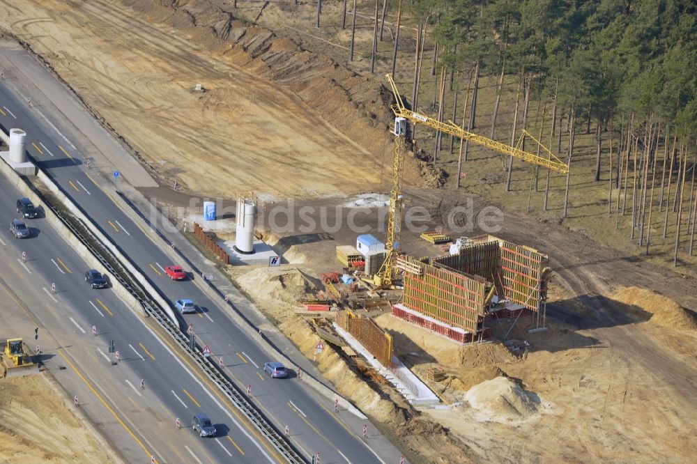 Luftaufnahme Groß Ziethen - Baustelle zum Um- und Ausbau des Autobahndreieck AD Havelland im Bundesland Brandenburg