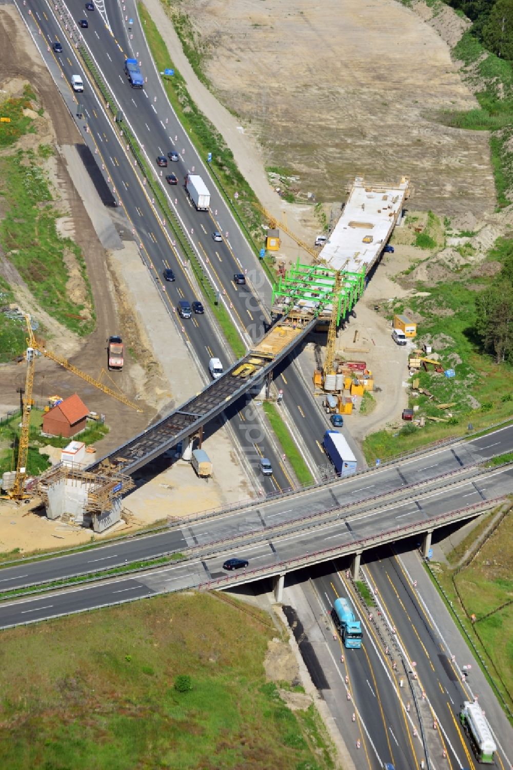 Luftaufnahme Groß Ziethen - Baustelle zum Um- und Ausbau des Autobahndreieck AD Havelland im Bundesland Brandenburg