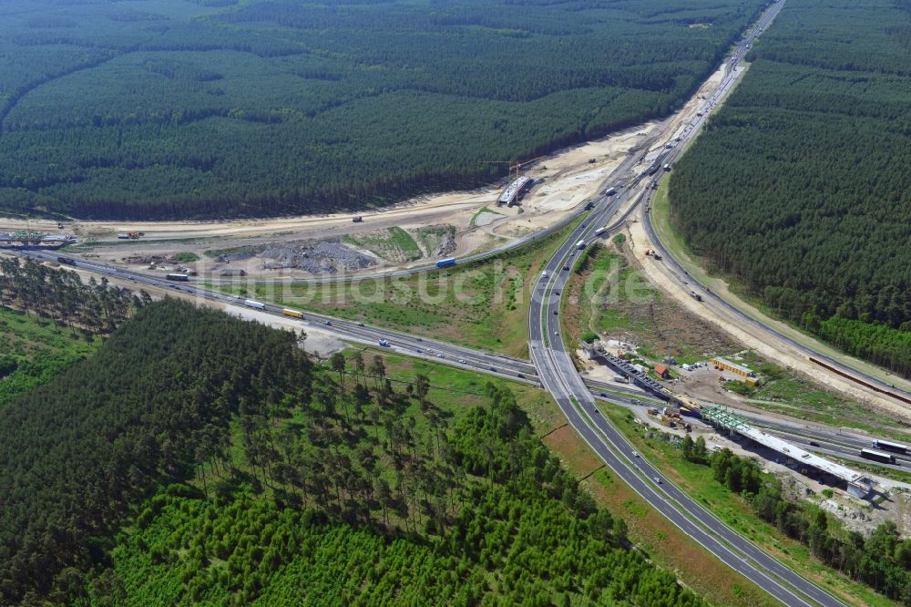 Groß Ziethen aus der Vogelperspektive: Baustelle zum Um- und Ausbau des Autobahndreieck AD Havelland im Bundesland Brandenburg