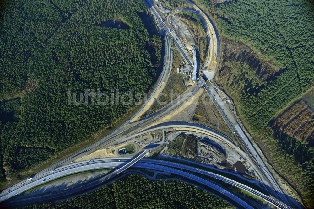 Luftaufnahme Groß Ziethen - Baustelle zum Um- und Ausbau des Autobahndreieck AD Havelland im Bundesland Brandenburg