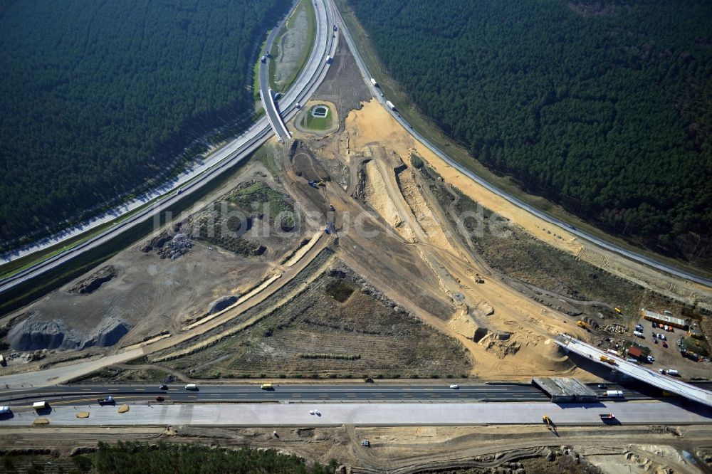 Groß Ziethen aus der Vogelperspektive: Baustelle zum Um- und Ausbau des Autobahndreieck AD Havelland im Bundesland Brandenburg