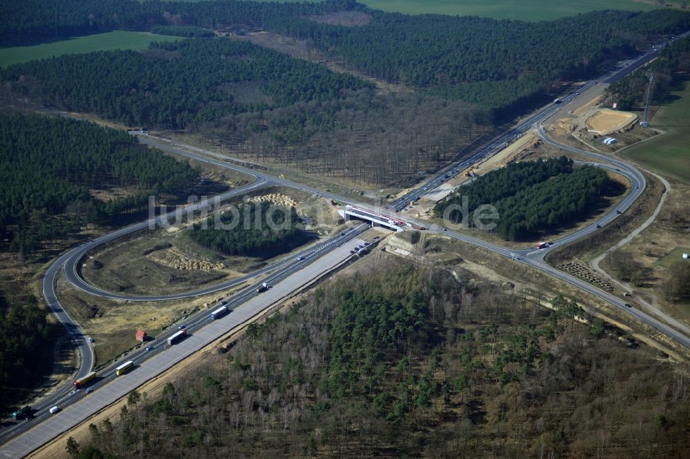 Luftaufnahme Groß Ziethen - Baustelle zum Um- und Ausbau des Autobahndreieck AD Havelland im Bundesland Brandenburg