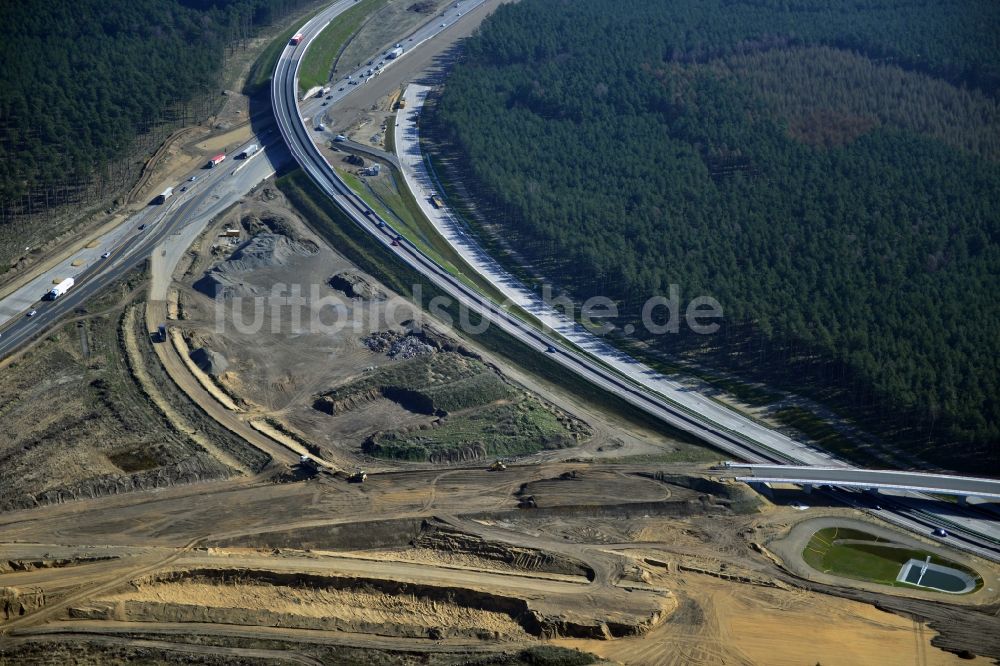 Luftaufnahme Groß Ziethen - Baustelle zum Um- und Ausbau des Autobahndreieck AD Havelland im Bundesland Brandenburg