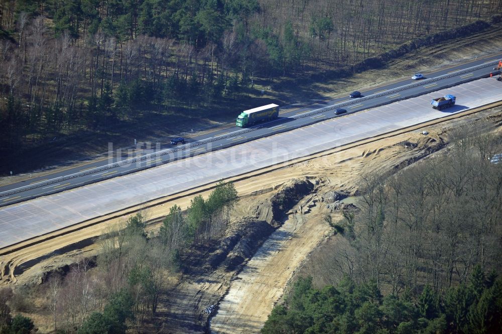 Luftaufnahme Groß Ziethen - Baustelle zum Um- und Ausbau des Autobahndreieck AD Havelland im Bundesland Brandenburg