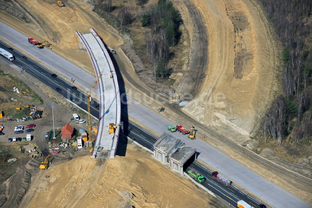 Groß Ziethen aus der Vogelperspektive: Baustelle zum Um- und Ausbau des Autobahndreieck AD Havelland im Bundesland Brandenburg