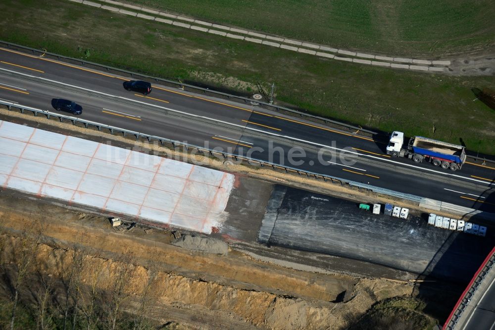 Luftaufnahme Groß Ziethen - Baustelle zum Um- und Ausbau des Autobahndreieck AD Havelland im Bundesland Brandenburg