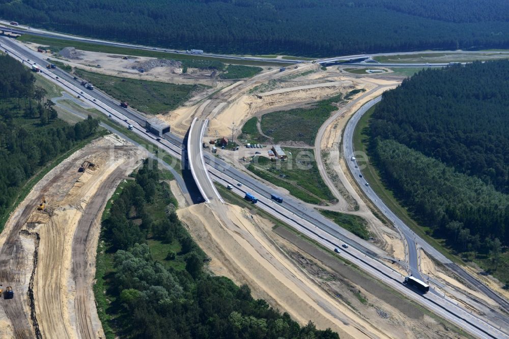 Luftaufnahme Groß Ziethen - Baustelle zum Um- und Ausbau des Autobahndreieck AD Havelland im Bundesland Brandenburg