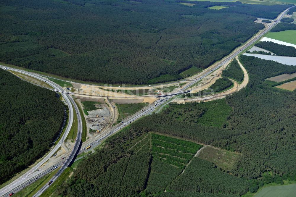 Groß Ziethen aus der Vogelperspektive: Baustelle zum Um- und Ausbau des Autobahndreieck AD Havelland im Bundesland Brandenburg