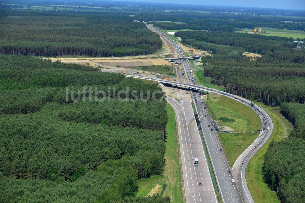 Luftaufnahme Groß Ziethen - Baustelle zum Um- und Ausbau des Autobahndreieck AD Havelland im Bundesland Brandenburg