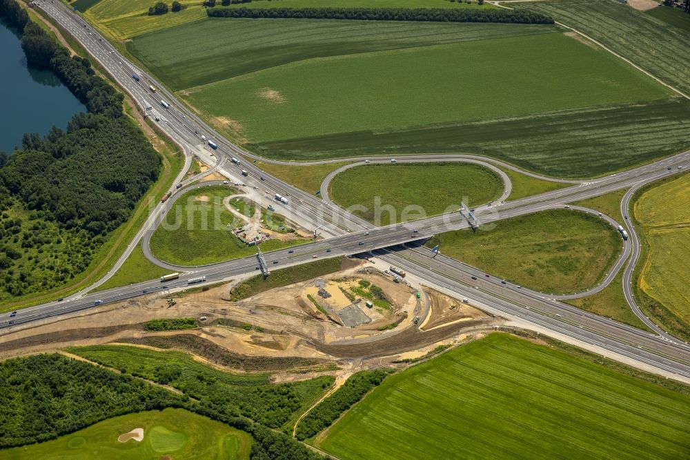 Luftbild Duisburg - Baustelle zum Ausbau des Autobahnkreuz Duisburg-Süd B288 und der BAB Autobahn A59 in Duisburg im Bundesland Nordrhein-Westfalen