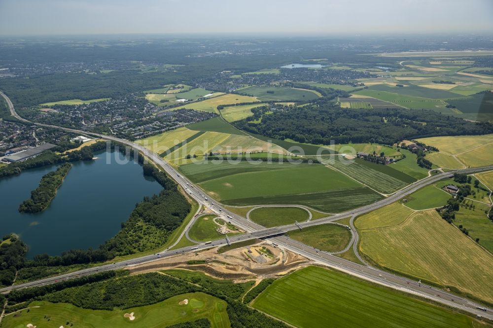 Luftbild Duisburg - Baustelle zum Ausbau des Autobahnkreuz Duisburg-Süd B288 und der BAB Autobahn A59 in Duisburg im Bundesland Nordrhein-Westfalen