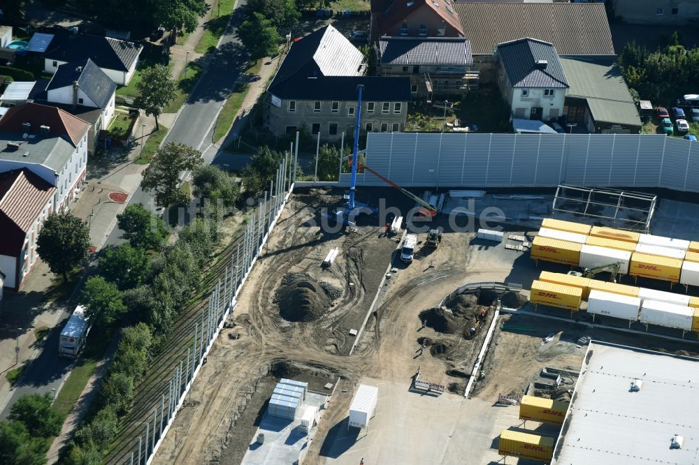 Luftaufnahme Rüdersdorf - Baustelle zum Ausbau der Gebäude des DHL Hub Logistik- und Verteilerzentrums der Deutschen Post in Rüdersdorf im Bundesland Brandenburg