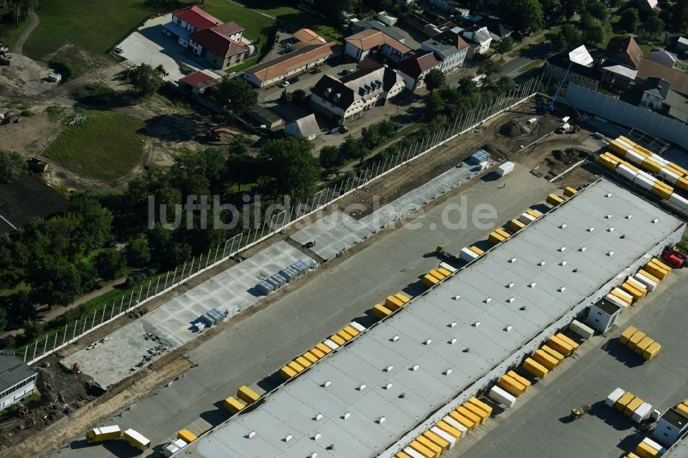 Rüdersdorf aus der Vogelperspektive: Baustelle zum Ausbau der Gebäude des DHL Hub Logistik- und Verteilerzentrums der Deutschen Post in Rüdersdorf im Bundesland Brandenburg