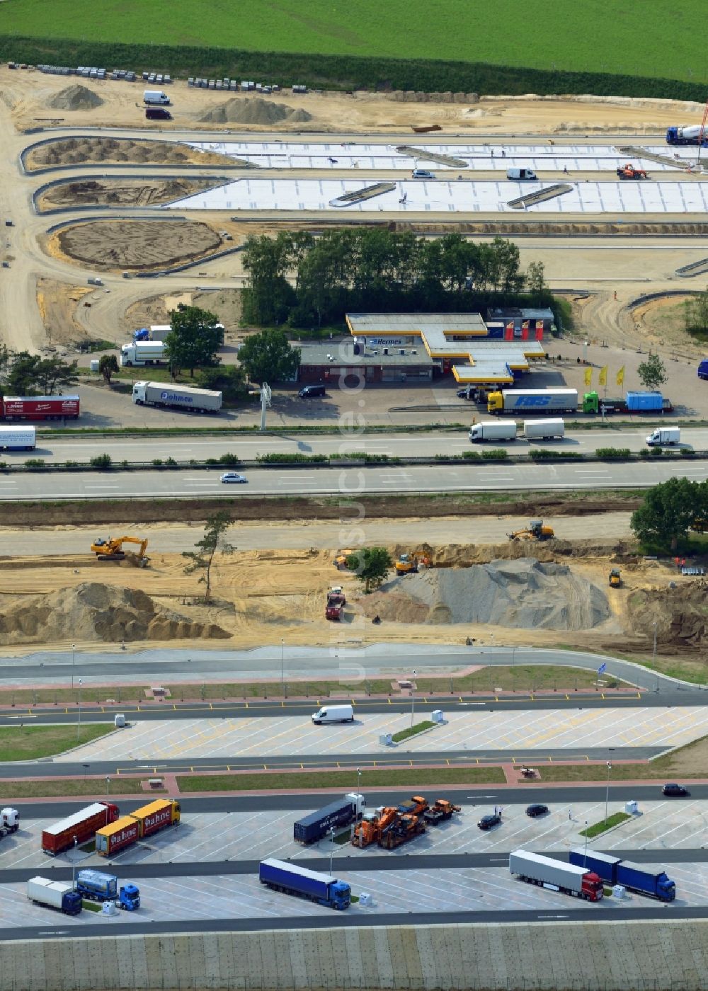 Luftaufnahme Behringen - Baustelle zum Ausbau der LKW- Parkplätze an der BAB Bundesautobahn A7 an der Raststätte Brunautal bei Behringen in Niedersachsen