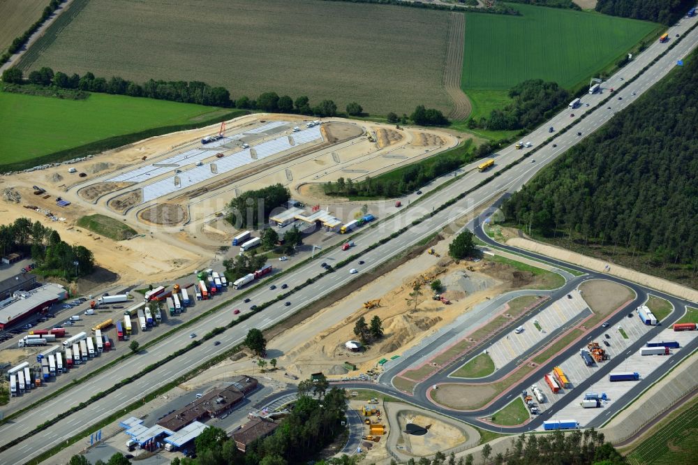 Behringen aus der Vogelperspektive: Baustelle zum Ausbau der LKW- Parkplätze an der BAB Bundesautobahn A7 an der Raststätte Brunautal bei Behringen in Niedersachsen